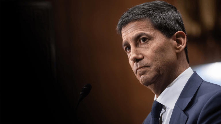 New Fed Chair Kevin Warsh Ditches Rate Signals, Bitcoin Slides as Nasdaq Bounces 1